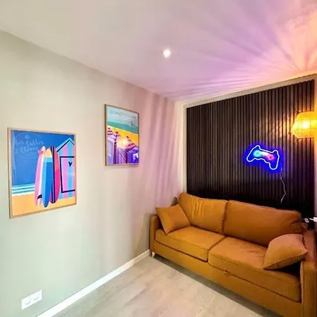 La Surfeuse, Au Coeur D'arago Les Sables-dʼOlonne